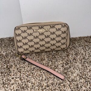 Soft Pink Michael Kors Wristlet Wallet